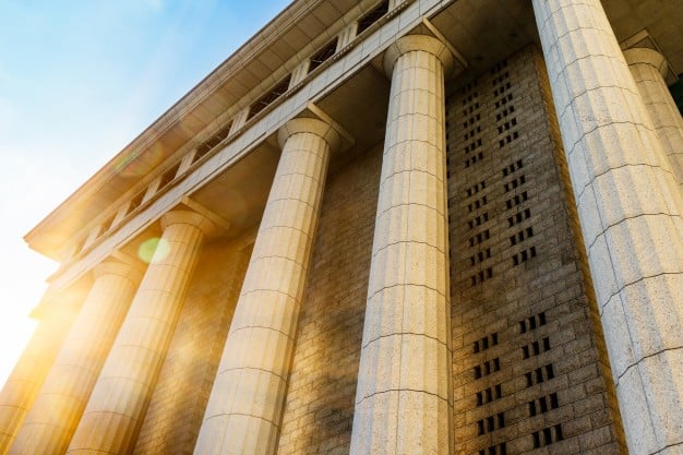 building pillars on the front of a building